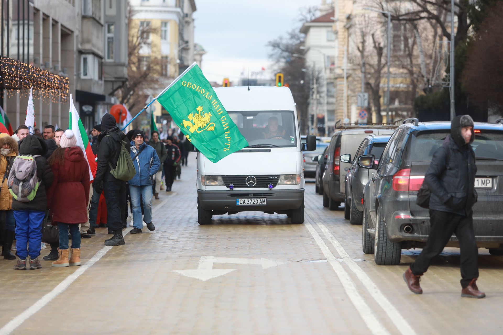 <p>За кратко ескалира напрежението на протеста срещу зеления сертификат пред парламента. След това протестът премина в шествие до Министерство на здравеопазването, където министър Асена Сербезова се срещна с част от демонстрантите</p>