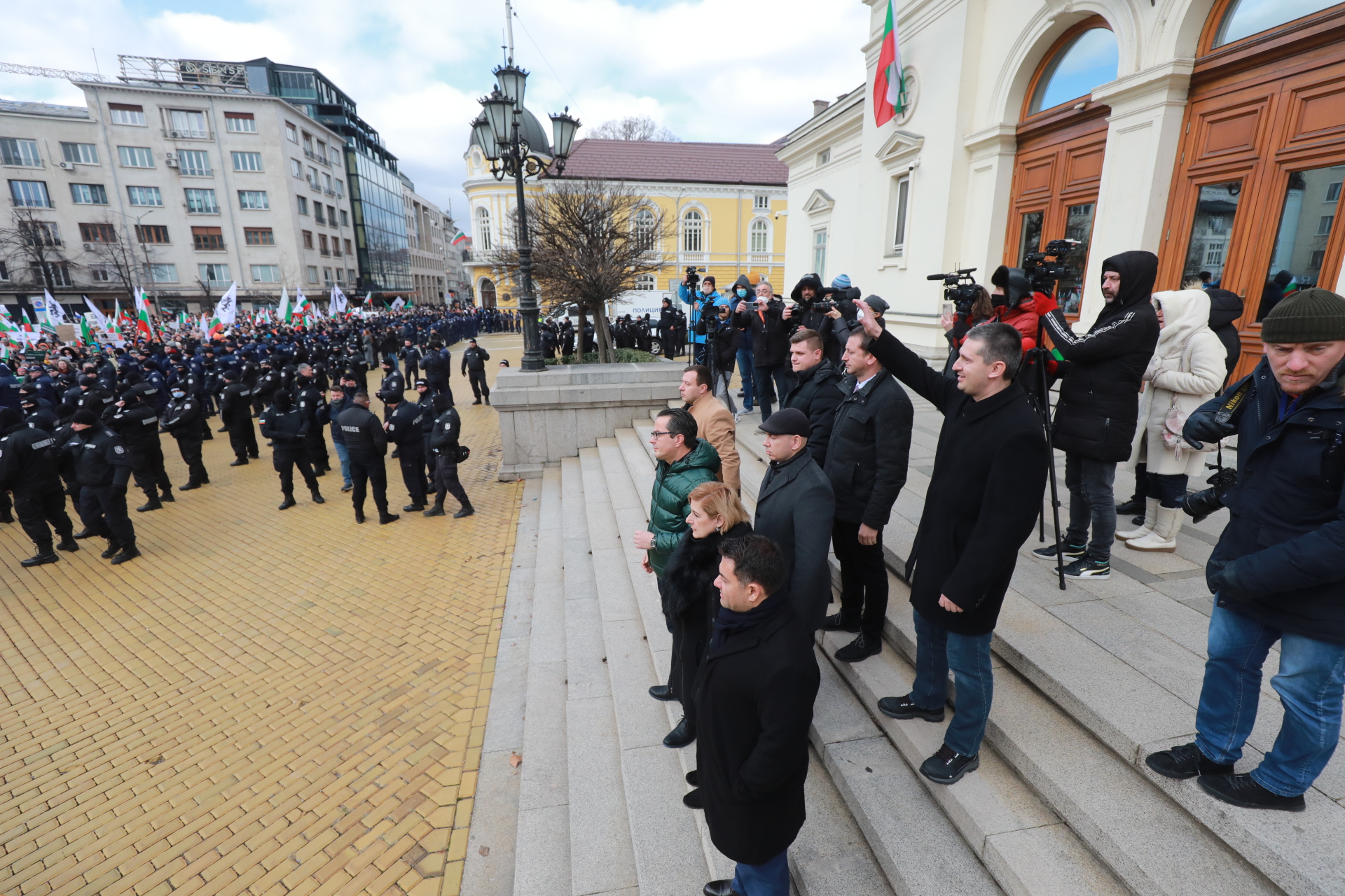 <p>За кратко ескалира напрежението на протеста срещу зеления сертификат пред парламента. След това протестът премина в шествие до Министерство на здравеопазването, където министър Асена Сербезова се срещна с част от демонстрантите</p>