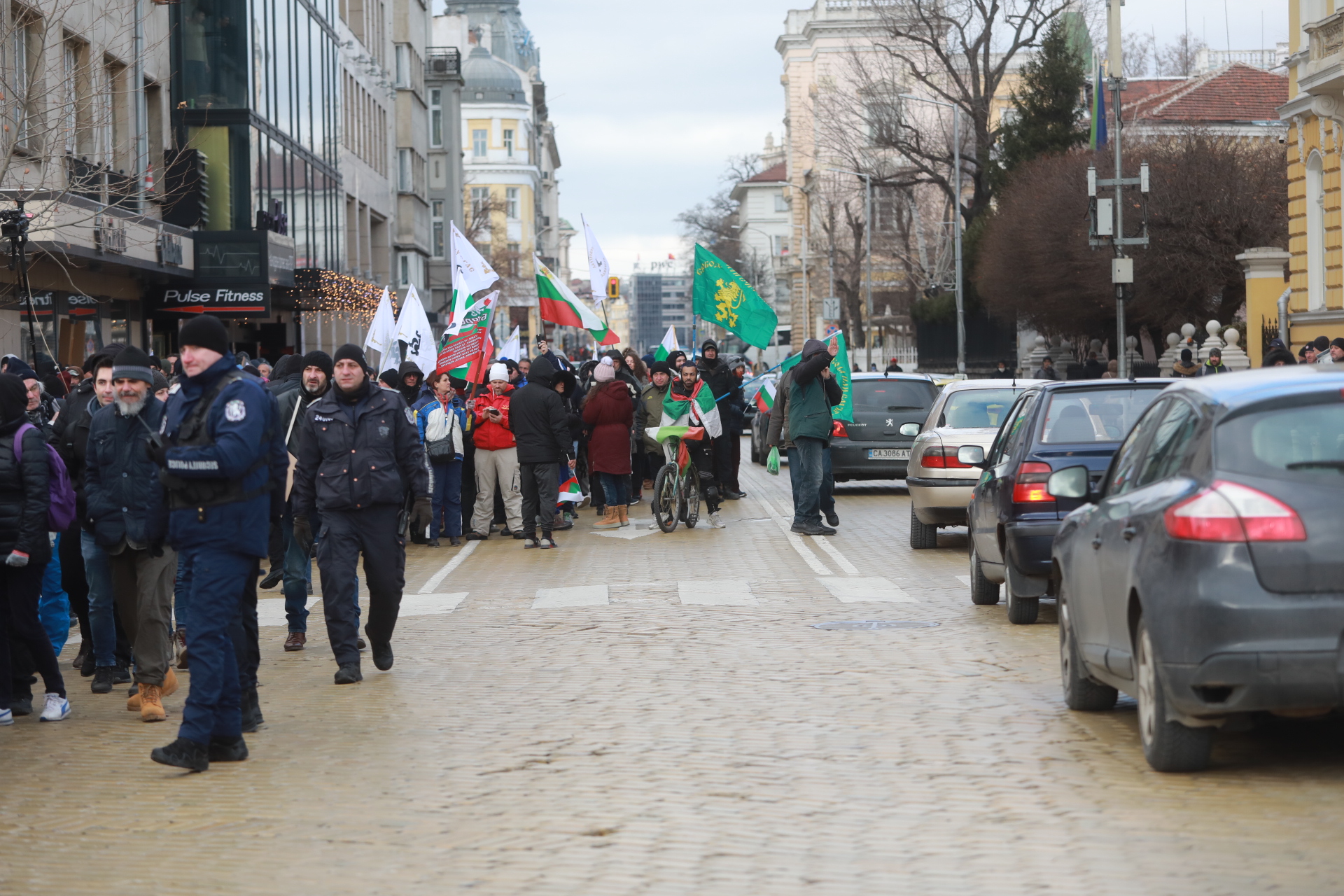 <p>За кратко ескалира напрежението на протеста срещу зеления сертификат пред парламента. След това протестът премина в шествие до Министерство на здравеопазването, където министър Асена Сербезова се срещна с част от демонстрантите</p>