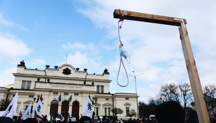 протест Възраждане - Протестът пред парламента: Опити за щурм и арест на въоръжен (СНИМКИ)