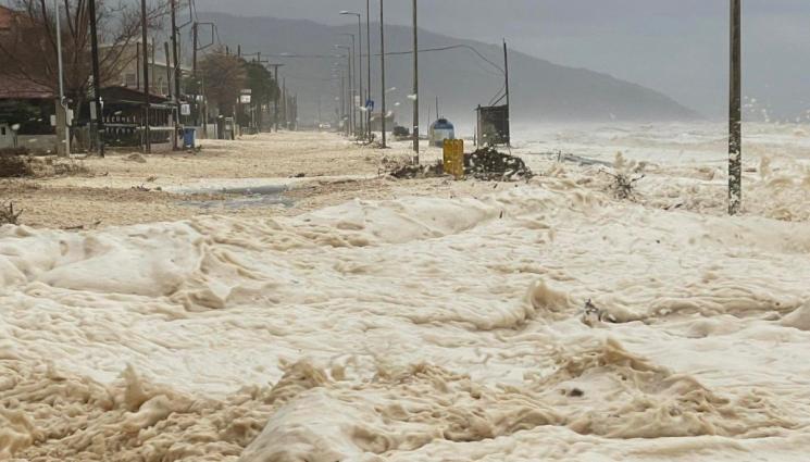 буря - Мощен циклон удари Гърция, предизвика наводнения и блокира корабоплаването (СНИМКИ И ВИДЕО)