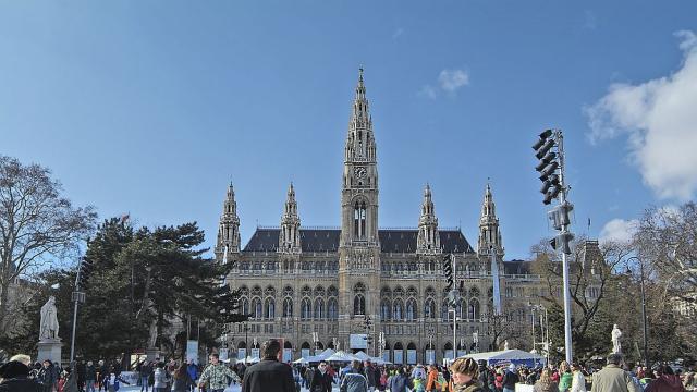 Откриват ледената пързалка пред Виенското кметство