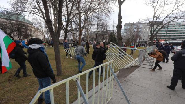 Напрежение на протеста срещу зеления сертификат: Щурм, ранени и арестувани (В СНИМКИ)