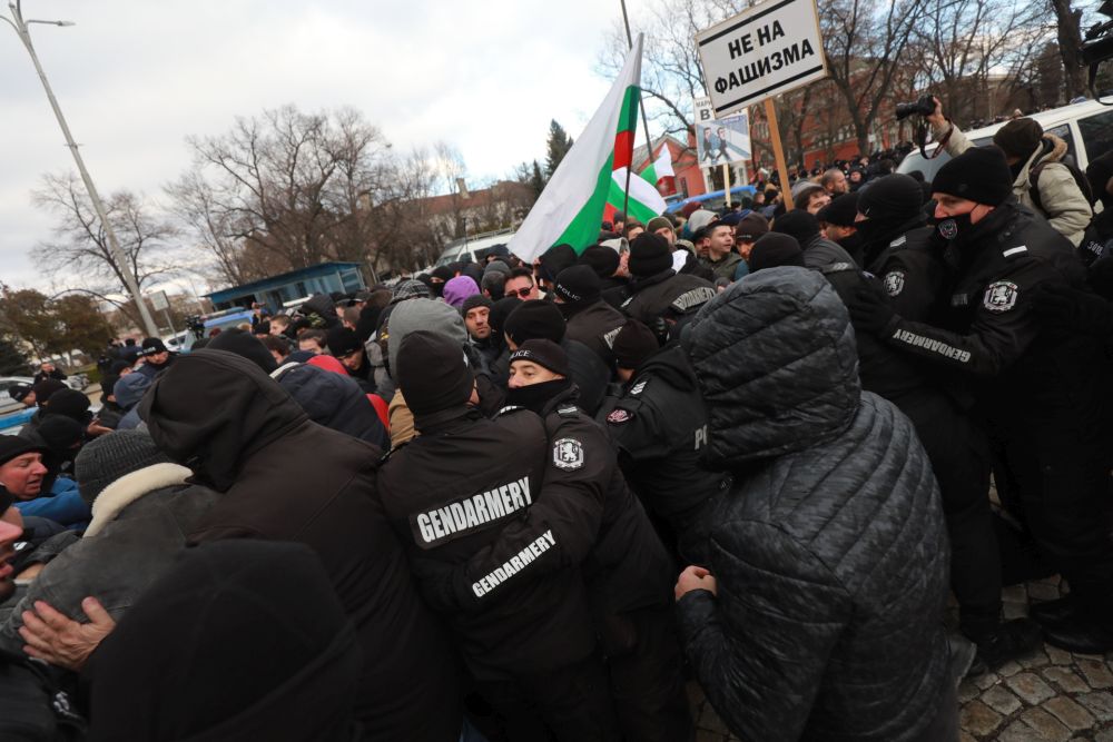 Протестът срещу зеления сертификат премина в шествие до Здравното министерство