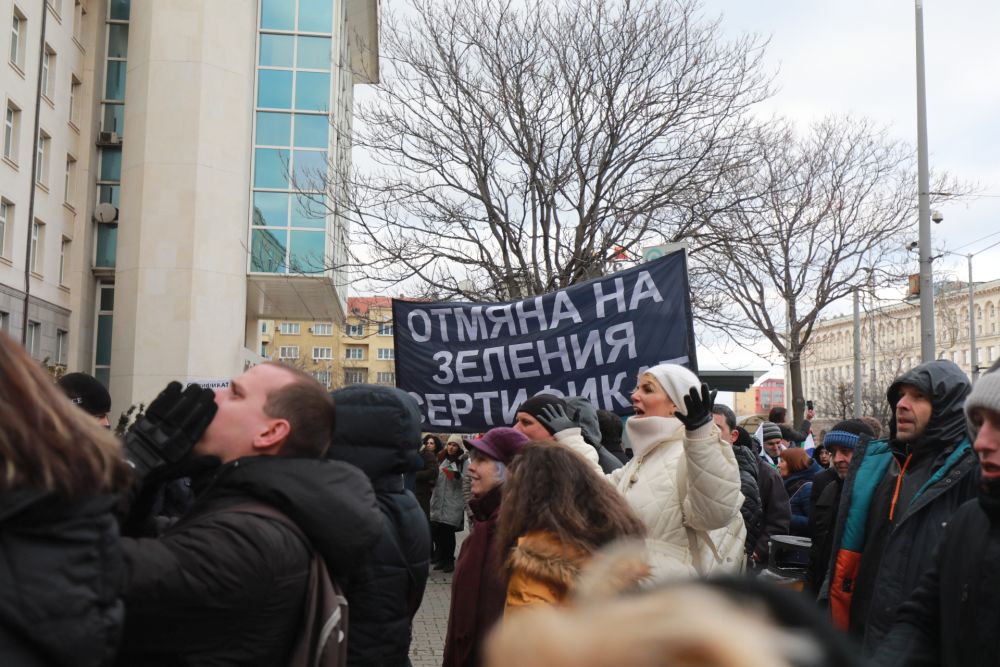 Протестът срещу зеления сертификат премина в шествие до Здравното министерство