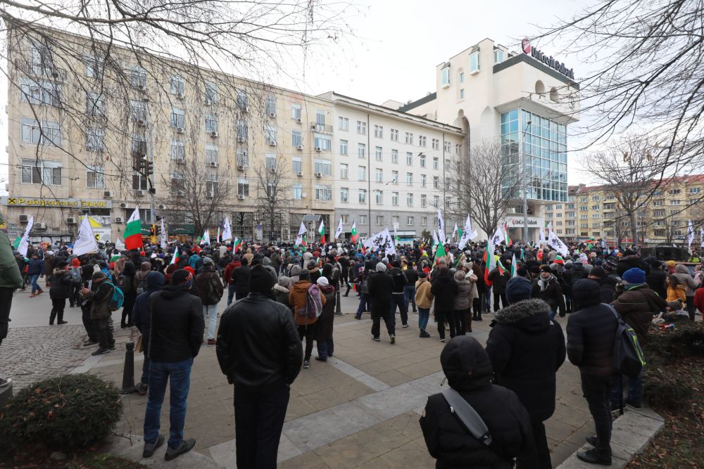 Протестът срещу зеления сертификат премина в шествие до Здравното министерство