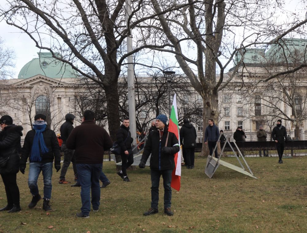 Протестът срещу зеления сертификат премина в шествие до Здравното министерство