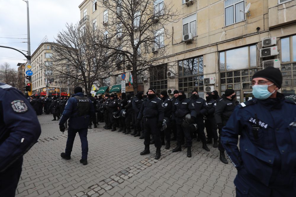 Протестът срещу зеления сертификат премина в шествие до Здравното министерство