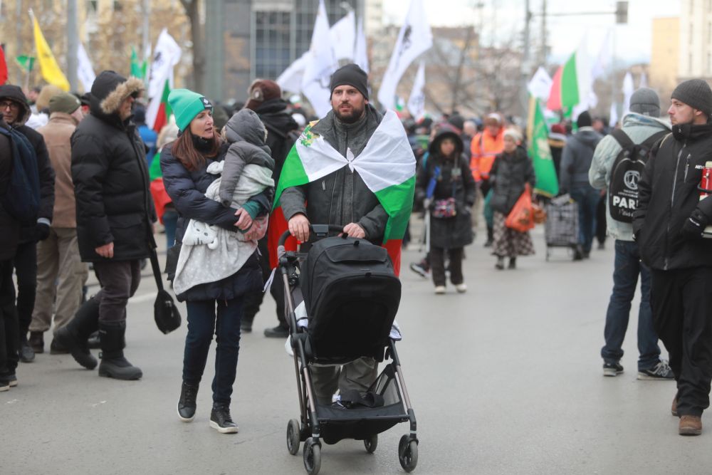 Протестът срещу зеления сертификат премина в шествие до Здравното министерство