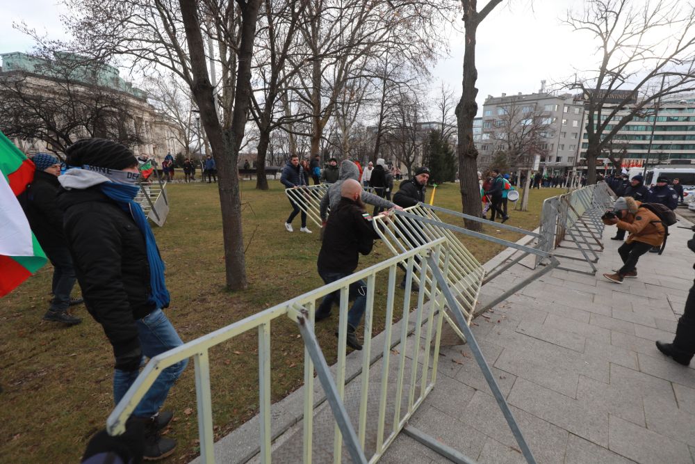 Протестът срещу зеления сертификат премина в шествие до Здравното министерство