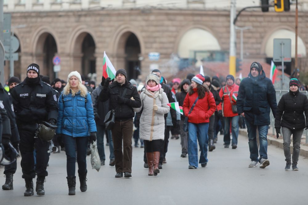 Протестът срещу зеления сертификат премина в шествие до Здравното министерство