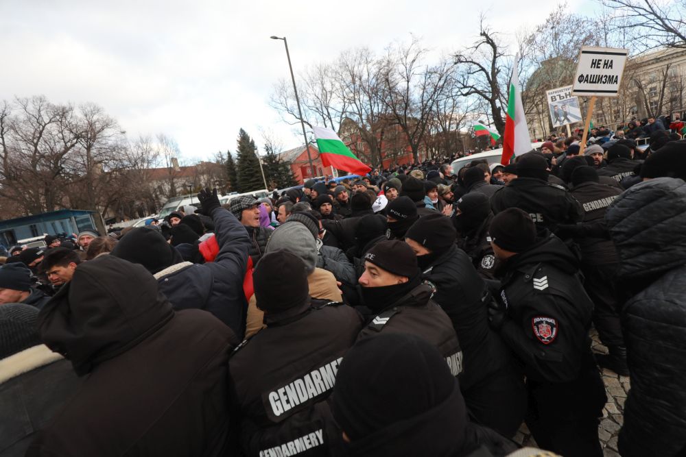 Протестът срещу зеления сертификат премина в шествие до Здравното министерство