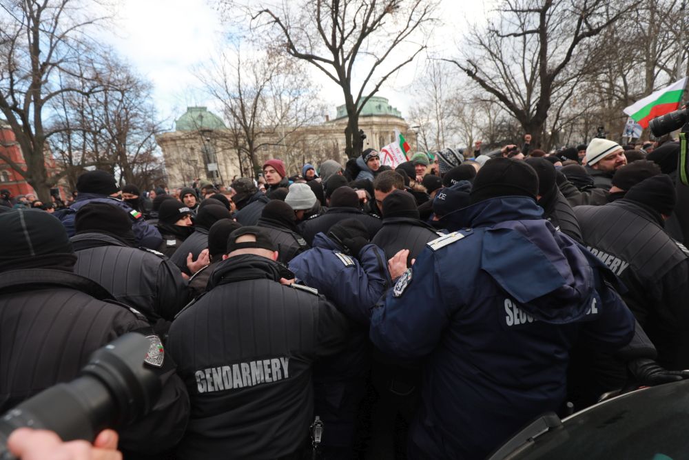 Протестът срещу зеления сертификат премина в шествие до Здравното министерство