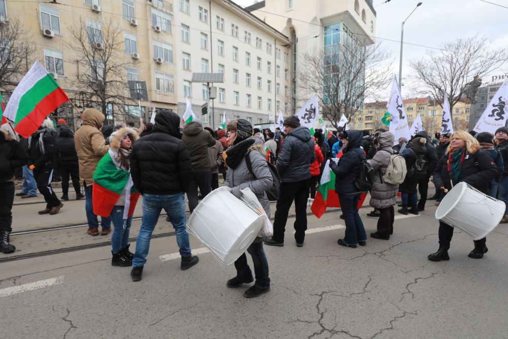 Протестът срещу зеления сертификат премина в шествие до Здравното министерство