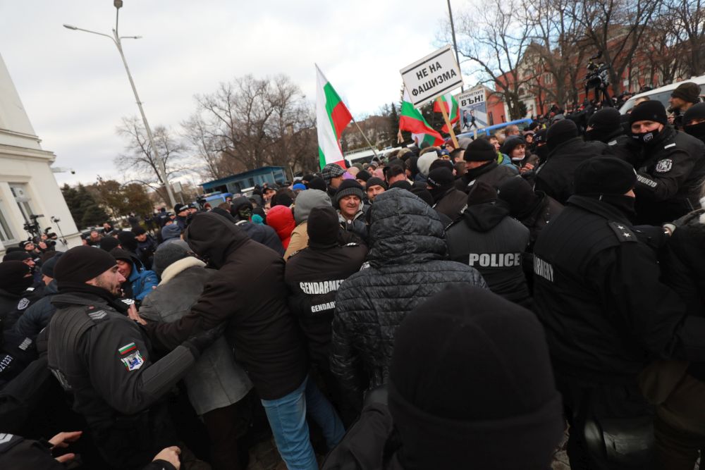 Протестът срещу зеления сертификат премина в шествие до Здравното министерство