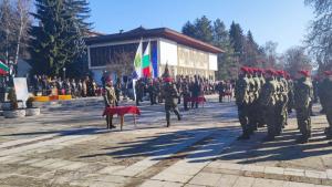 На площад Христо Ботев в Калофер се състоя военен ритуал  