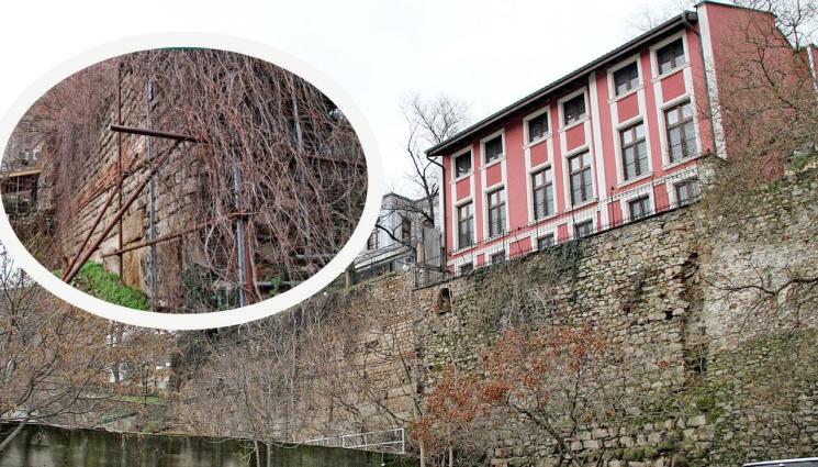 филипопол - Стената на древен Филипопол пред срутване