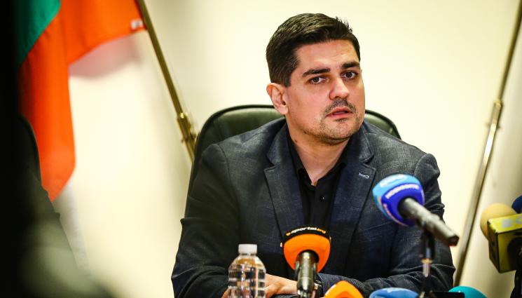 Радостин Василев - Спортният министър договори военна техника за тока на базата в Белмекен