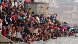 Стотици хиляди хиндуисти се събраха край бреговете на река Ганг