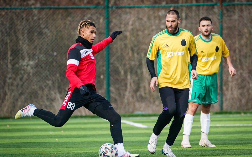 Локомотив София победи с 2:0 Надежда Доброславци в първата си