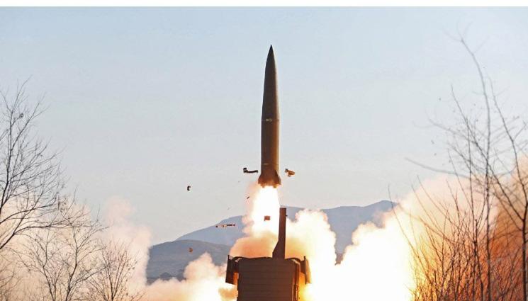 ракета - Вижте как Северна Корея праща в небето балистични ракети от влакова платформа (СНИМКИ И ВИДЕО)