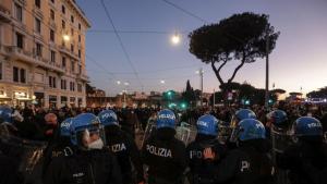 Сблъсъци с полицията и напрежение между демонстранти белязаха съботния следобед