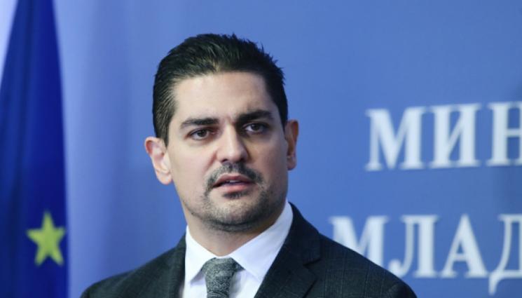 МИНИСТЪР - Василев реагира остро на съдебно решение, което спря вписването на новия УС на тотото