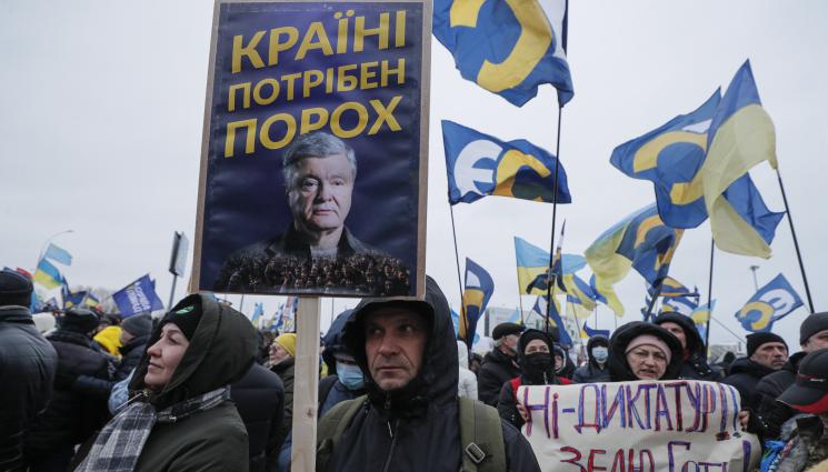 порошенко - Порошенко се върна в Украйна и му връчиха призовка за съда, обвиняват го в държавна измяна