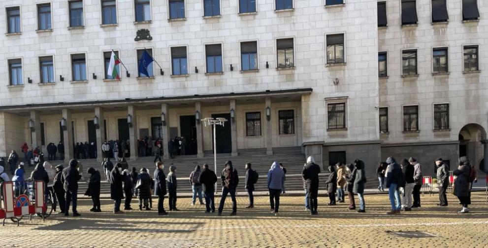 Много голяма опашка се е образувала пред сградата на Българската