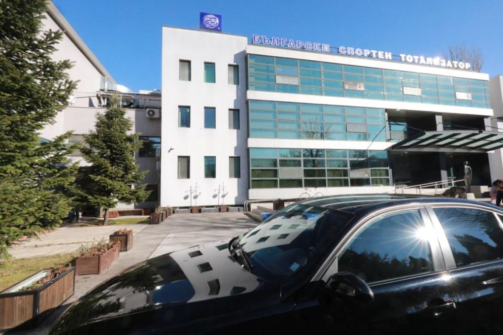 Късно в понеделник вечерта стана ясна промяна, която част от управляващите