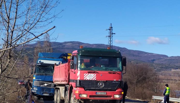 Катастрофа - АД НА ПЪТЯ: Тежка катастрофа с четири ТИР-а блокира Ришкия проход