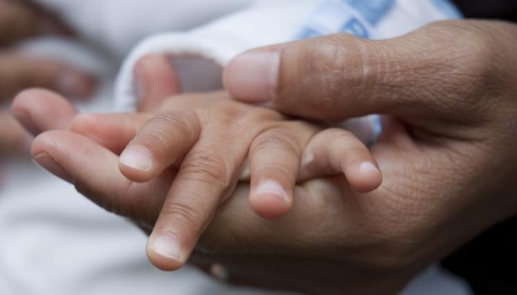 бебе - Бебе на 1 месец е в болница с COVID-19