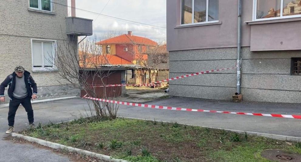 Силният вятър вдигна части от ламаринен покрив на жилищен блок