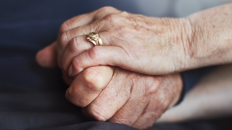 възрастна двойка любов брак пръстен ръце
