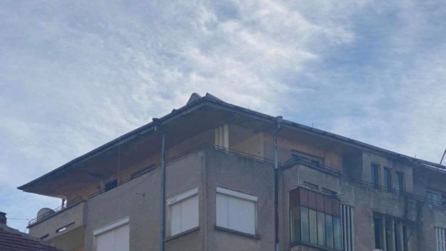 Силен вятър в Лясковец вдигна част от покрива на блок