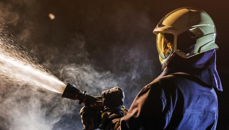 пожарникар - Пожар избухна в жилищен блок във Варна