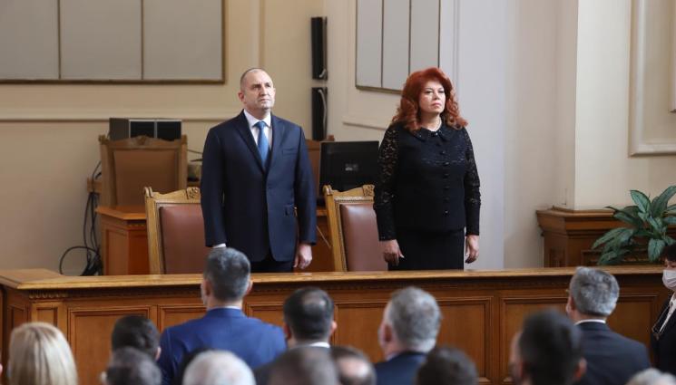 Радев - Радев положи клетва пред депутатите, ГЕРБ напуснаха обидени от речта му (ВИДЕО + СНИМКИ)