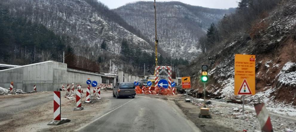 Фирмите, които извършват ремонт на трасето между граничния пункт Калотина“