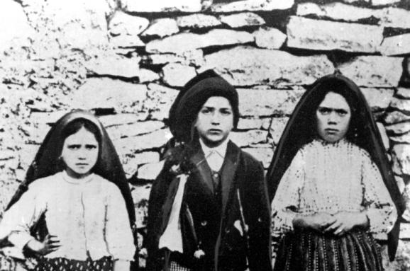  Трите пастирчета, пред които се явява Божията майка през 1917 г.