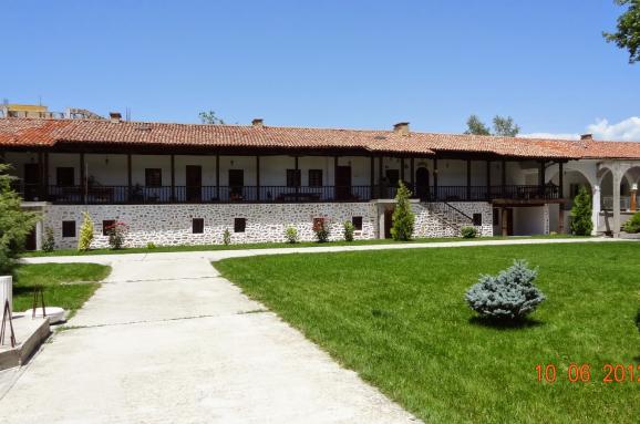  Всяко лято манастирът е хазаин на детски православен лагер. 