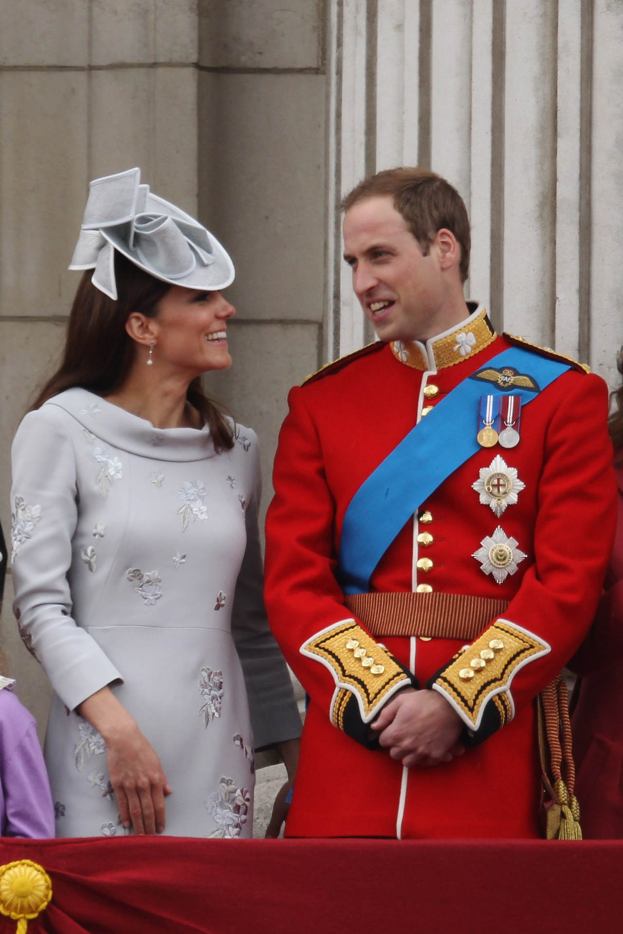 <p><strong>Катрин, херцогиня на Кеймбридж</strong></p>

<p>Елегантната лилава шапка, която Катрин, херцогинята на Кеймбридж носи по време на парада през 2012 г., който отбелязва официалния рожден ден на кралицата, великолепно се съчетава с флоралната ѝ рокля.</p>
