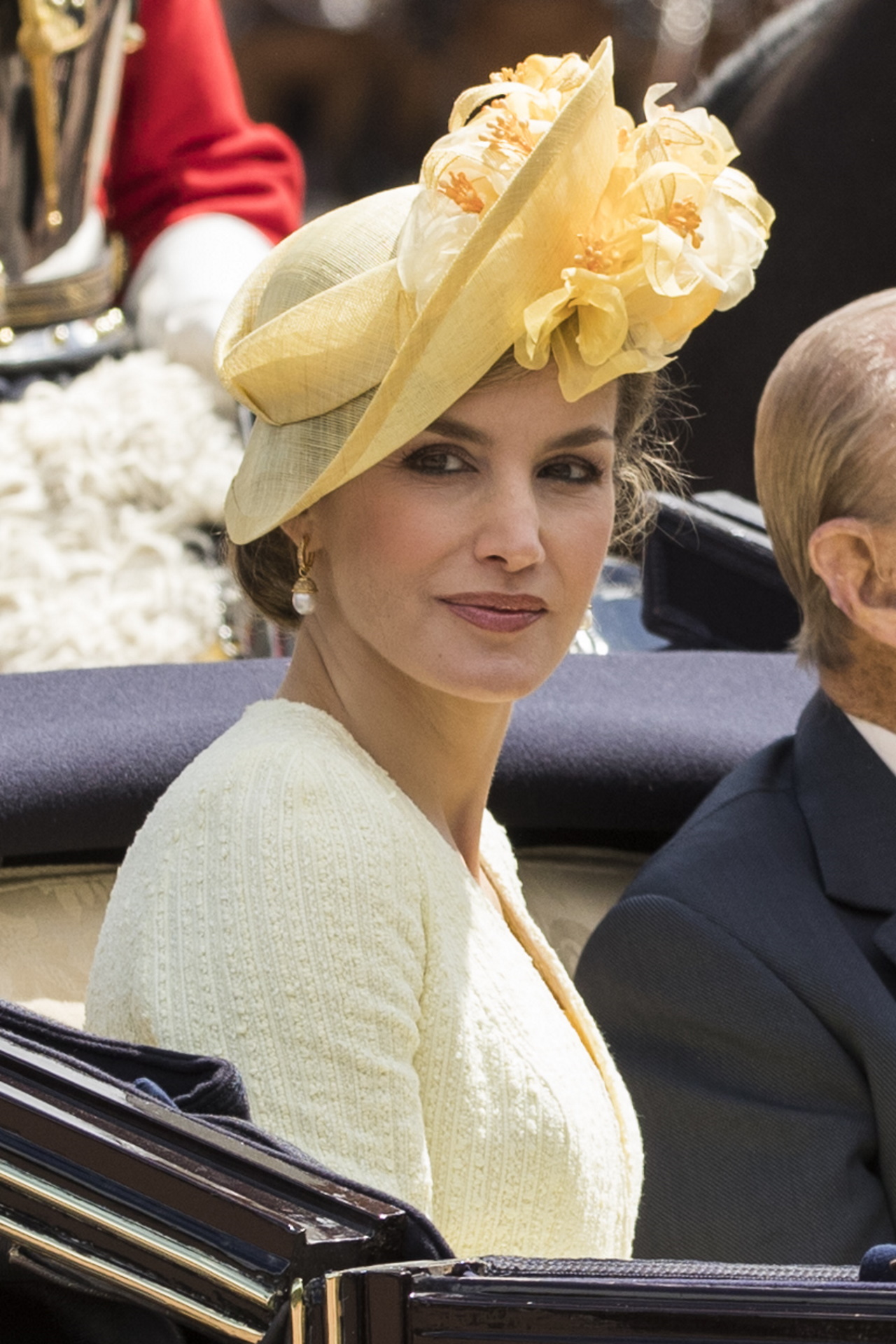 <p><strong>Кралицата на Испания Летисия</strong></p>

<p>Кралицата на Испания беше видение в жълто, когато дойде в Бъкингамския дворец през 2017 г. на официална визита от краля и кралицата на Испания. Уникалната ѝ шапка беше в същия цвят като роклята ѝ.</p>