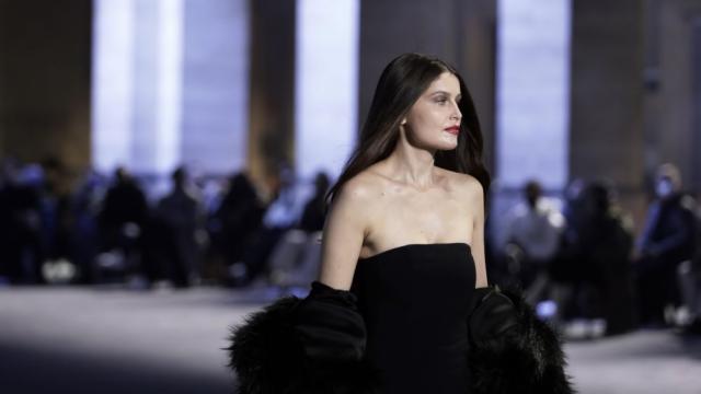 Летисия Каста се завърна на модния подиум в Париж (СНИМКИ)