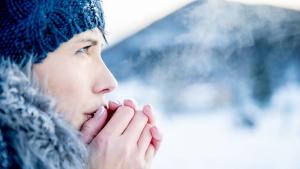 Продължителното излагане на студ може да предизвика хипотермия и измръзване