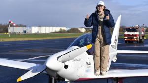 Тийнеджърка стана най-младата жена, обиколила сама света със самолет (СНИМКИ)