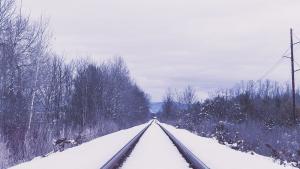 релси сняг влак