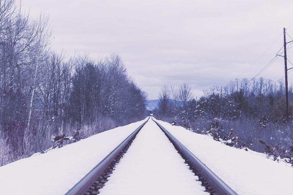 релси сняг влак