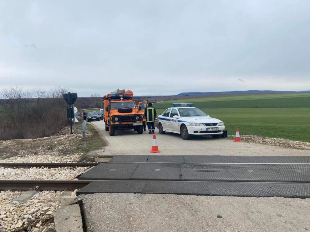 Мъж и жена са загинали, след като влак е блъснал