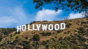 С близо 1 тон боя реновират надписа „Холивуд“ в Лос Анджелис
