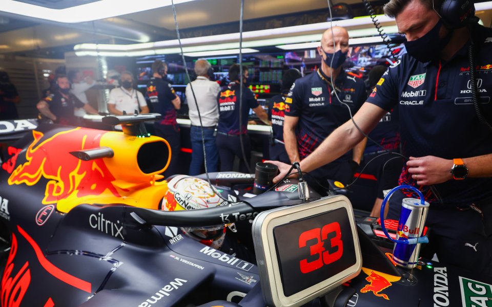 Мерцедес се съгласи да пусне експерта по двигателите Бен Ходжкинсън